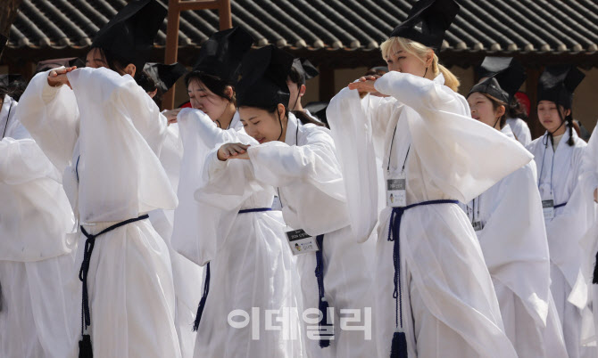 [포토]성인들께 인사 드리는 성균관대 신입생들