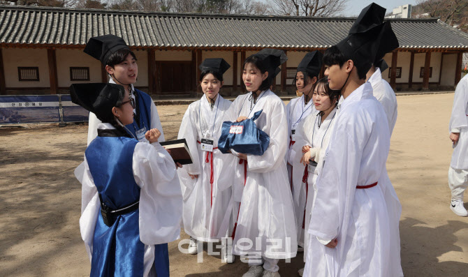 [포토]친목의 시간 갖는 성균관대 신입생들과 선배들