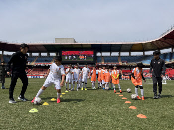 포스코퓨처엠, 포항스틸러스와 특별한 축구교실 열어