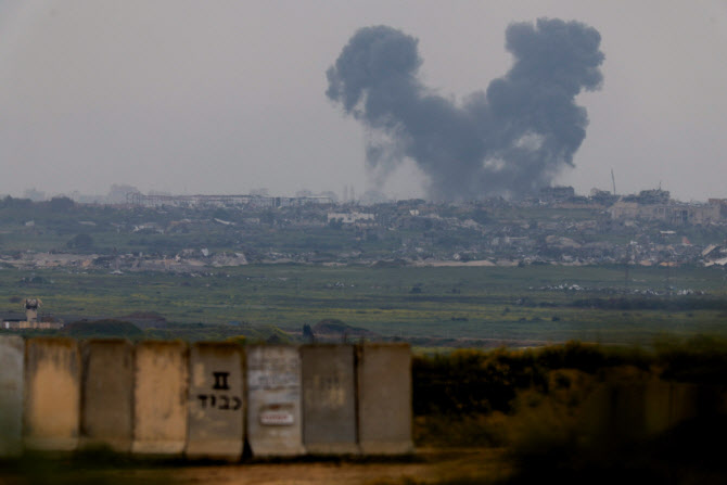 가자지구 폭격으로 가족 12명 사망