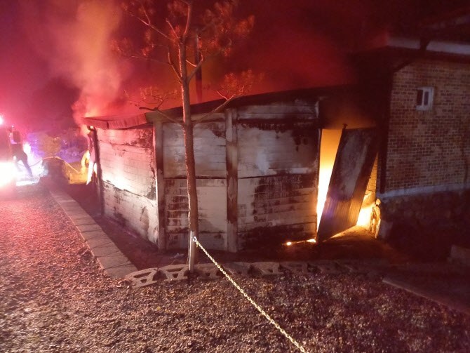 충북 괴산 주택서 화재…차량 2대 전소