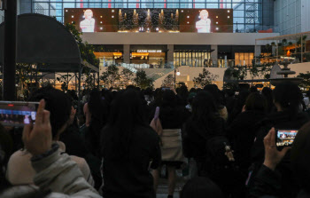 '엔터 테넌트' 성지된 현대백화점...가상 아이돌 팬 10만명 몰렸다