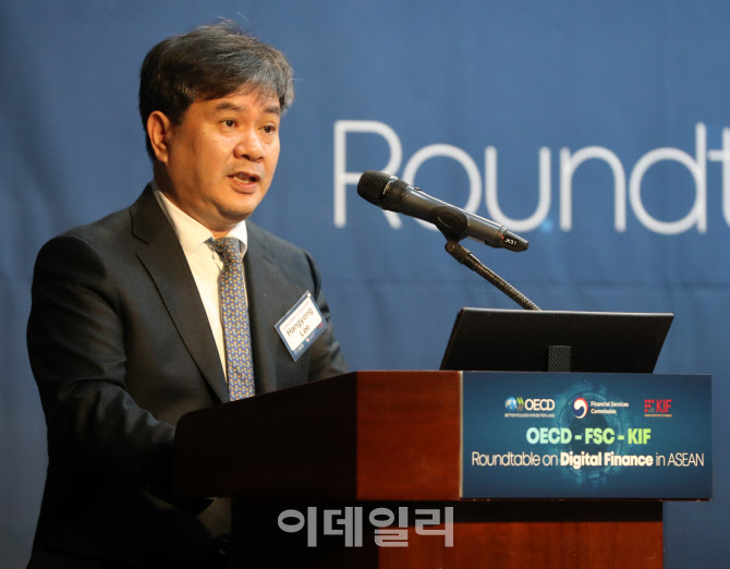 [포토] OECD 라운드테이블 인사말하는 이항용 KIF 원장