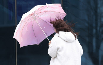 전국 곳곳에 눈·비…"출근길 우산 챙기세요"