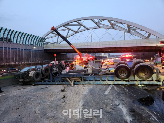 경부고속도로 판교IC 인근 대형차량사고, 출근길 극심한 정체
