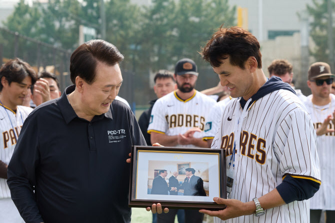 [포토] 박찬호에게 사진 액자 선물하는 윤석열 대통령