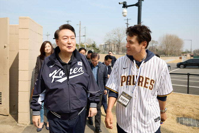 [포토] 박찬호와 이야기 나누는 윤석열 대통령