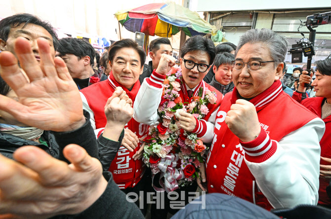 [포토]지지 호소하는 한동훈 국민의힘 총괄선거대책위원장