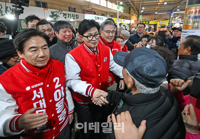 [포토]한동훈 국민의힘 위원장, 시민들에게 인사