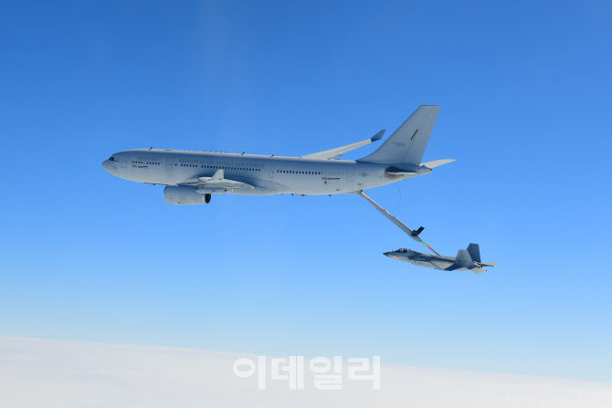 'KF-21' 공중급유 시험비행 성공…원거리 작전 능력 확보