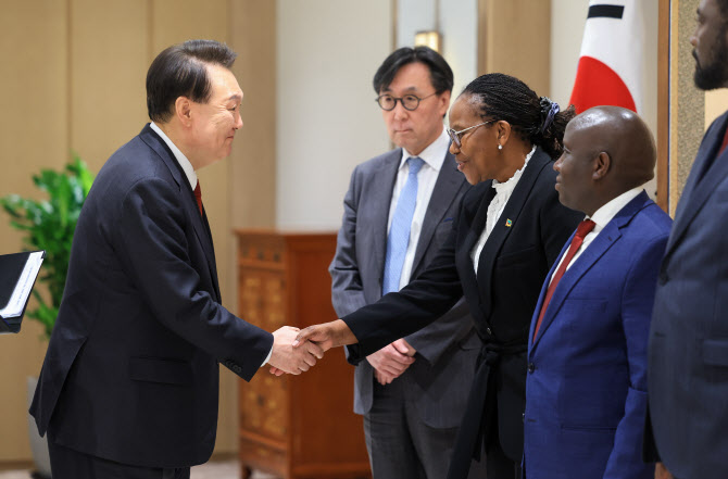 尹, 아프리카 5개국 장·차관들 접견…"다방면 협력 강화"