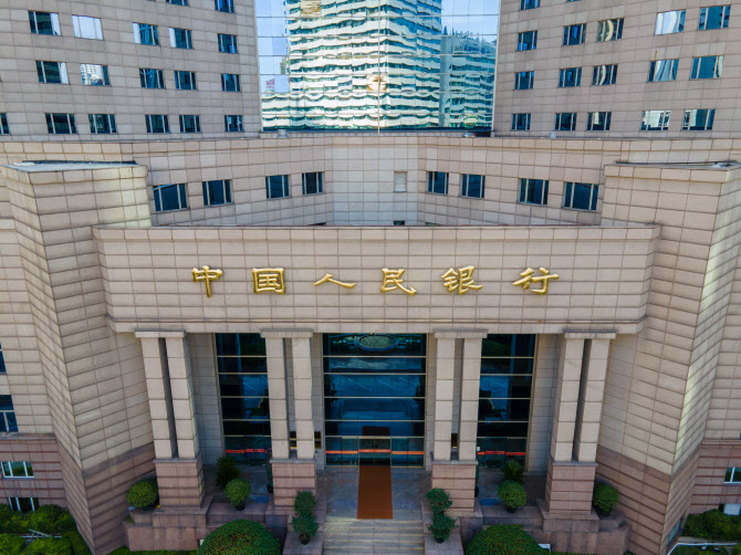 중국 인민은행, 20일 사실상 기준금리 결정…동결 가능성 무게