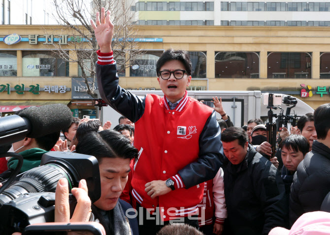 [포토]한동훈 국민의힘 비대위원장, 안양시민들에게 인사