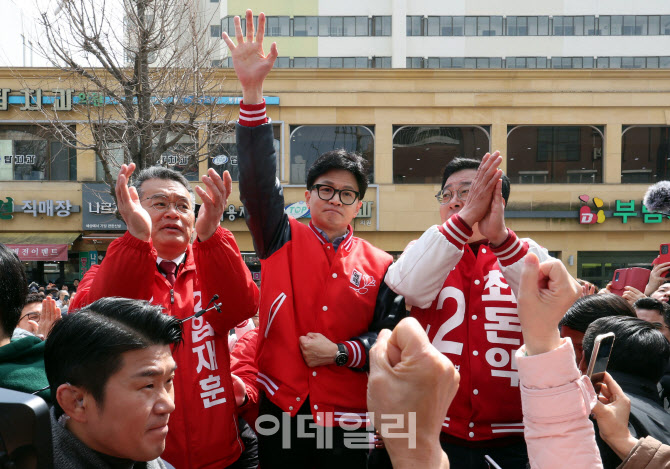 [포토]한동훈 국민의힘 비대위원장, 안양중앙시장에서 거리인사