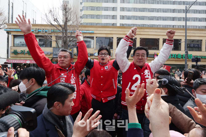 [포토]한동훈 국민의힘 위원장, 안양중앙시장에서 거리인사