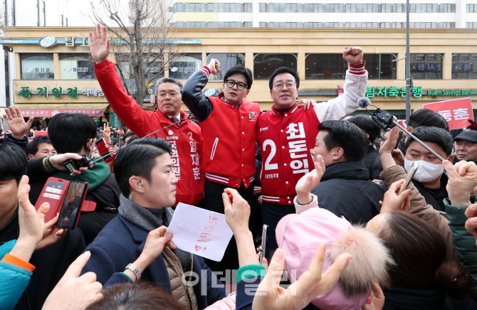 [포토]한동훈 국민의힘 위원장, 안양에서 '총선 승리를 다짐하며'