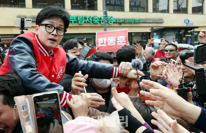 [포토]한동훈 국민의힘 위원장, 안양에서 거리인사