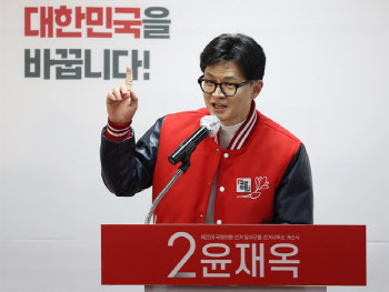 한동훈, 마이크 사용 유세 논란…선관위 “선거법 위반 여부 검토”