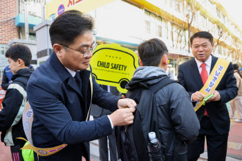 볼보코리아, 어린이 교통안전 위해 서울 강남경찰서에 '옐로카드' 기증