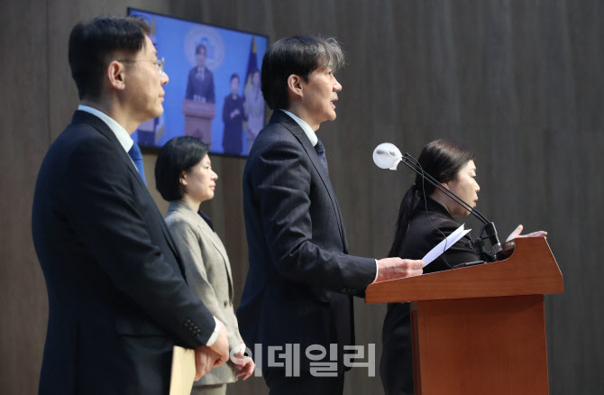 [포토]조국, '22대 국회서 검찰의 민간인 사찰 국정조사 추진'