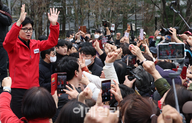 [포토]한동훈 위원장, 왕십리역 광장에서 거리인사