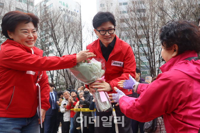 [포토]꽃다발 선물받는 한동훈 위원장-윤희숙 후보