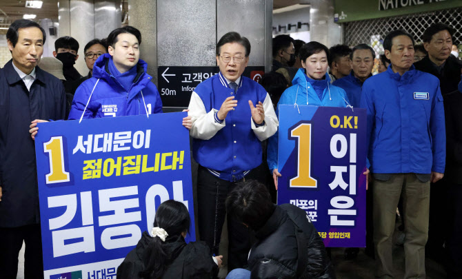 재판 전 출근길 시민 만난 이재명 "검찰이 제 손발 묶으려 해" 호소