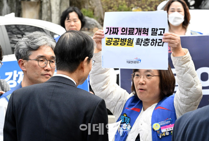 [포토]서울대병원 노조원들과 이야기 나누는 한덕수 총리