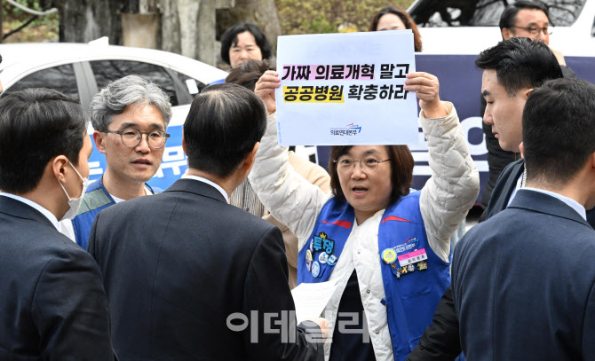 [포토]서울대병원 노조원들과 이야기 나누는 한덕수 국무총리