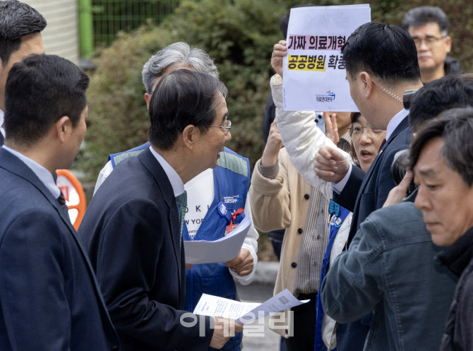 [포토]한덕수 국무총리, 서울대병원 노조원들과 대화