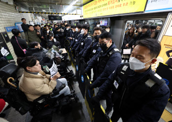 전장연, `시청역 지하철 탑승 시위` 예고…출근길 혼잡 가능성