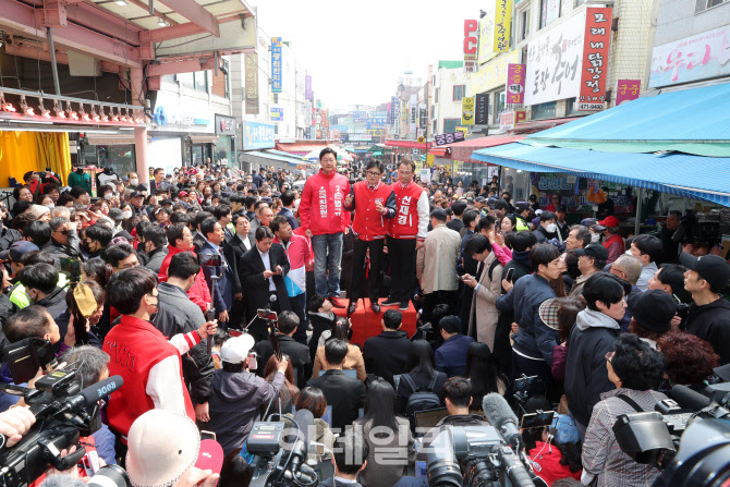 [포토]인천 모래내시장 찾은 한동훈 국민의힘 비대위원장