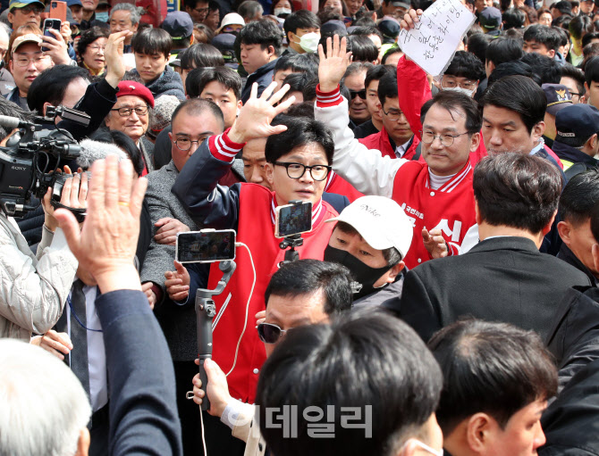 [포토]국민의힘 인천 남동구 후보들 지원 유세 나선 한동훈