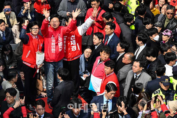 [포토]인천 남동구 후보들과 함께 지지유세하는 한동훈 국민의힘 비대위원장