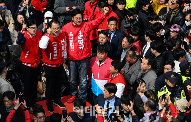 [포토]인천 남동구 후보들과 함께 지지유세하는 한동훈 비대위원장