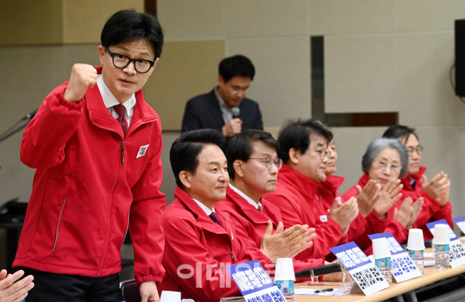 [포토]주먹 쥐어 보이는 한동훈 위원장