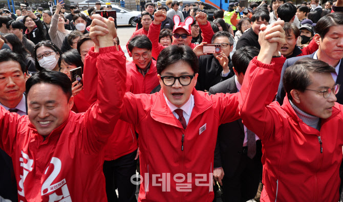 [포토]한동훈, 인하 문화의 거리에서 미추홀구 후보들 지지유세