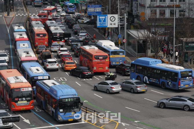 [포토]시내버스 총파업 하루 앞둔 서울역 환승센터