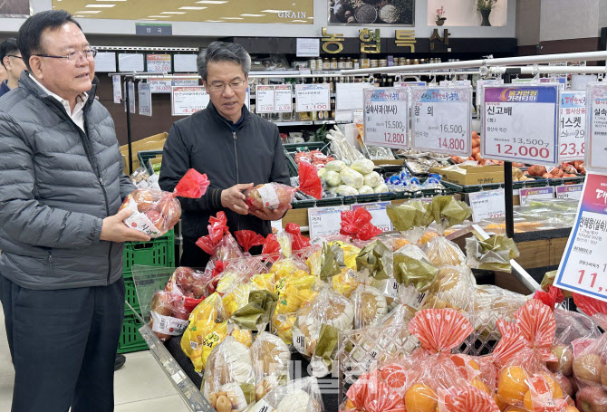 [포토] 소비자물가 점검하는 박서홍 농업경제대표