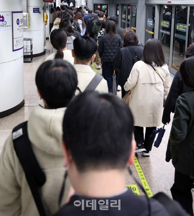 [포토]출근길에 붐비는 지하철
