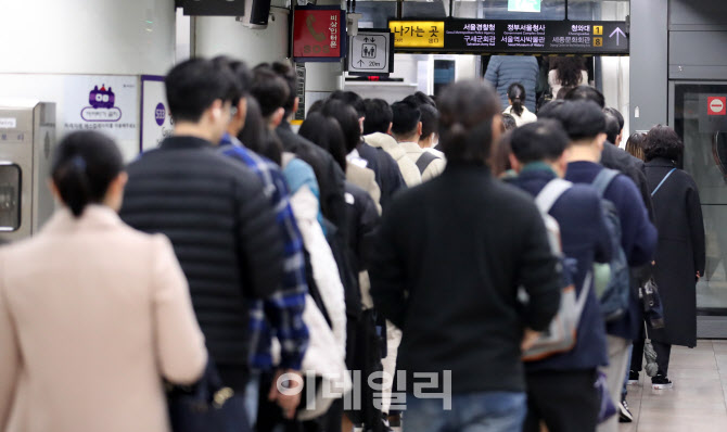 [포토]서울 시내버스 12년만에 파업..출근길 지하철 '북새통'