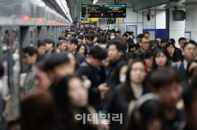 [포토]서울 시내버스 파업 시작..출근길 지하철 '북새통'
