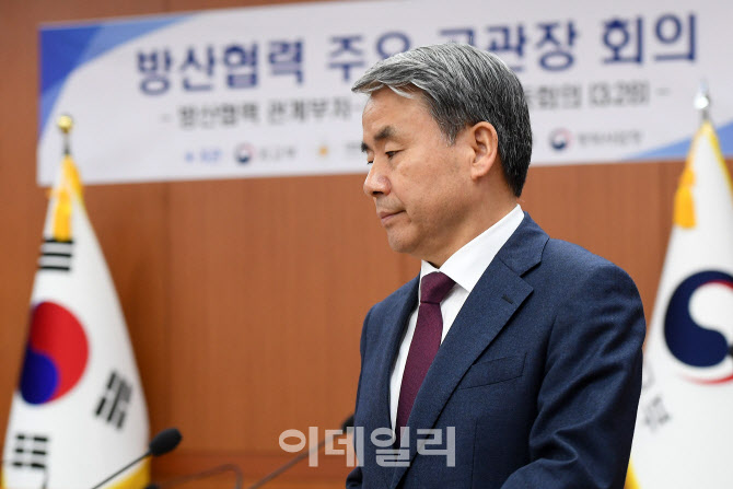 [포토]자리에 앉는 이종섭 대사