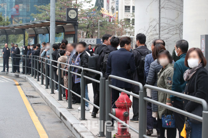[포토]서울 시내버스 총파업, '택시 기다리는 시민들'