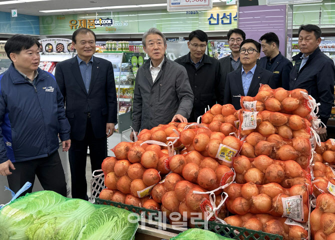 [포토] 강호동 농협회장, 동서울농협 가격안정 행사 점검