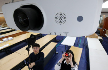 인천·양산 이어…울산 사전투표소에서 카메라 의심 물품 발견