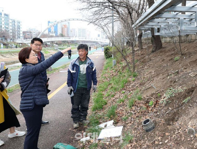 [포토] 벚꽃축제 현장 점검하는 김미경 은평구청장