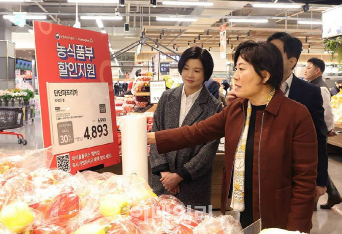 송미령 농식품부 장관, 휴일 ‘홈플러스 메가푸드마켓’ 찾아[포토]