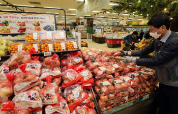 “사과값, 세계 1위”…‘고물가’에 식품·유통업계 잇단 가격인하