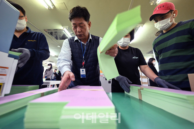 [포토]제22대 국회의원 선거 투표 용지 인쇄·검수 작업